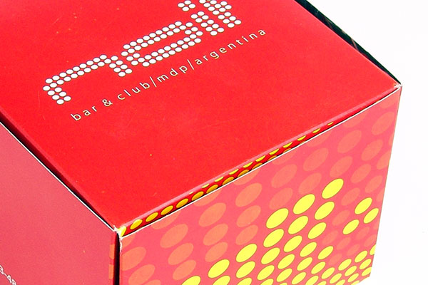 Detalle de una caja de packaging cerrada con impresión a color