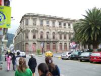 Fachada del edificio histórico del Instituto Tecnológico Superior Bolívar en Ambato