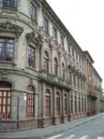 Fachada lateral del Instituto Tecnológico Superior Bolívar en el centro de Ambato