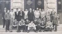 Fotografía histórica en blanco y negro de estudiantes y profesores del Colegio Nacional Bolívar
