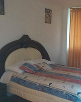 Habitación Estándar del International Prestige Hotel con cabecera oscura y colcha estampada