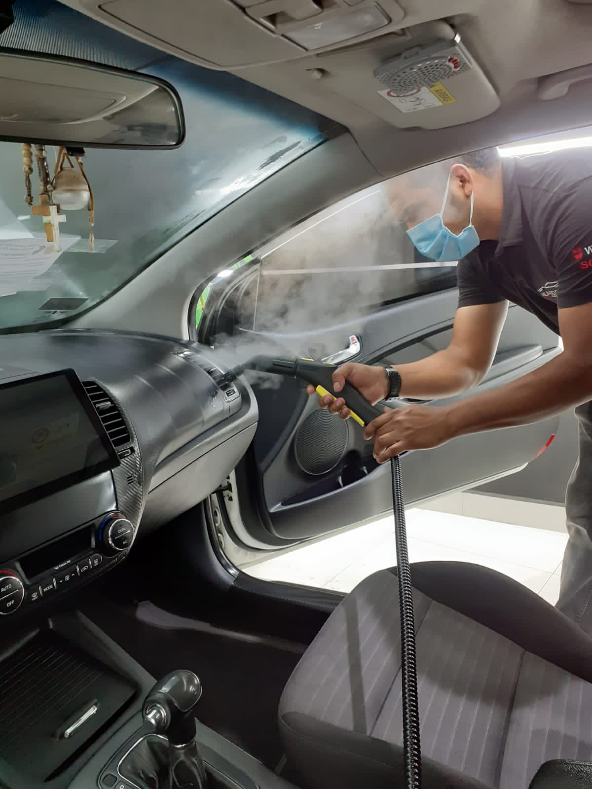 Limpieza a vapor del interior de un vehículo en el taller Jaguar Car Detailing