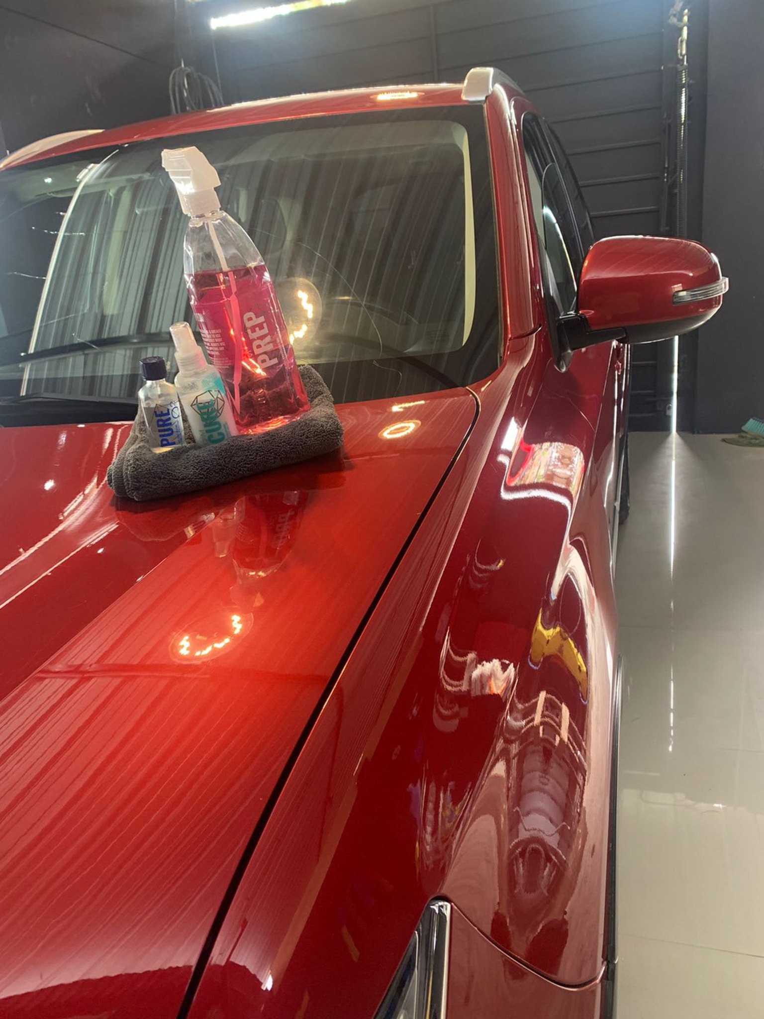 Camioneta roja con acabado brillante tras el pulido y sellado cerámico de Jaguar Car Detailing