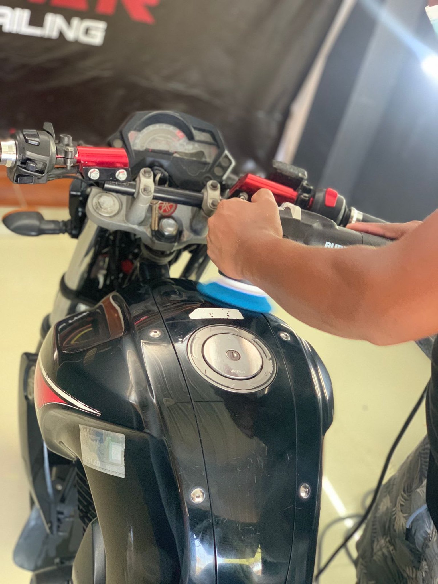 Pulido del tanque de una motocicleta en el taller de Jaguar Car Detailing