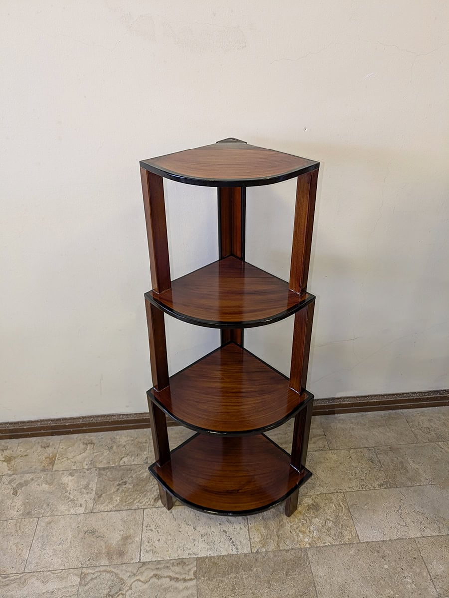 Mesa esquinera de madera con varios niveles, fabricada por JD's Muebles en Cuenca