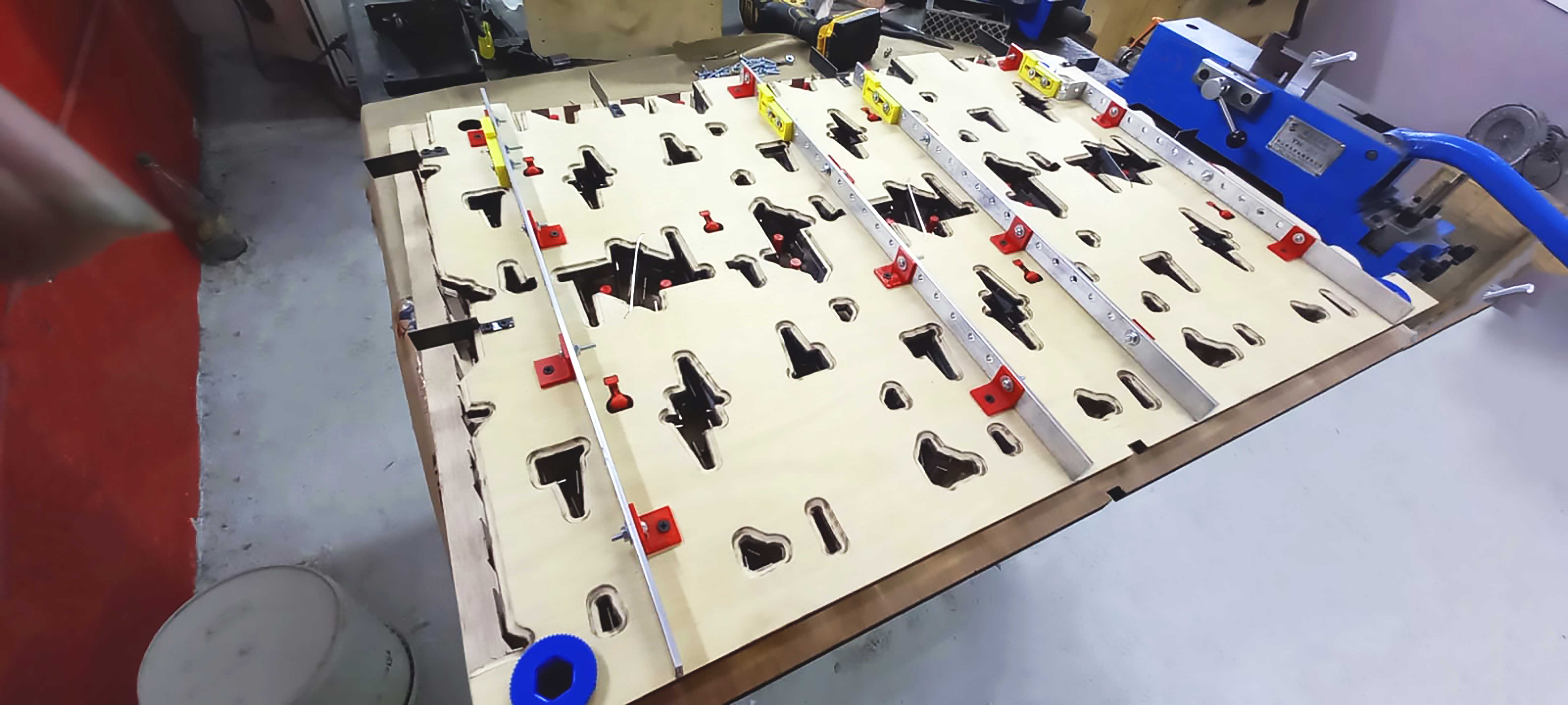 Detalle de matriz de troquelado dinámico fabricada por LaserCut Cali, con cuchillas y separadores de precisión sobre madera