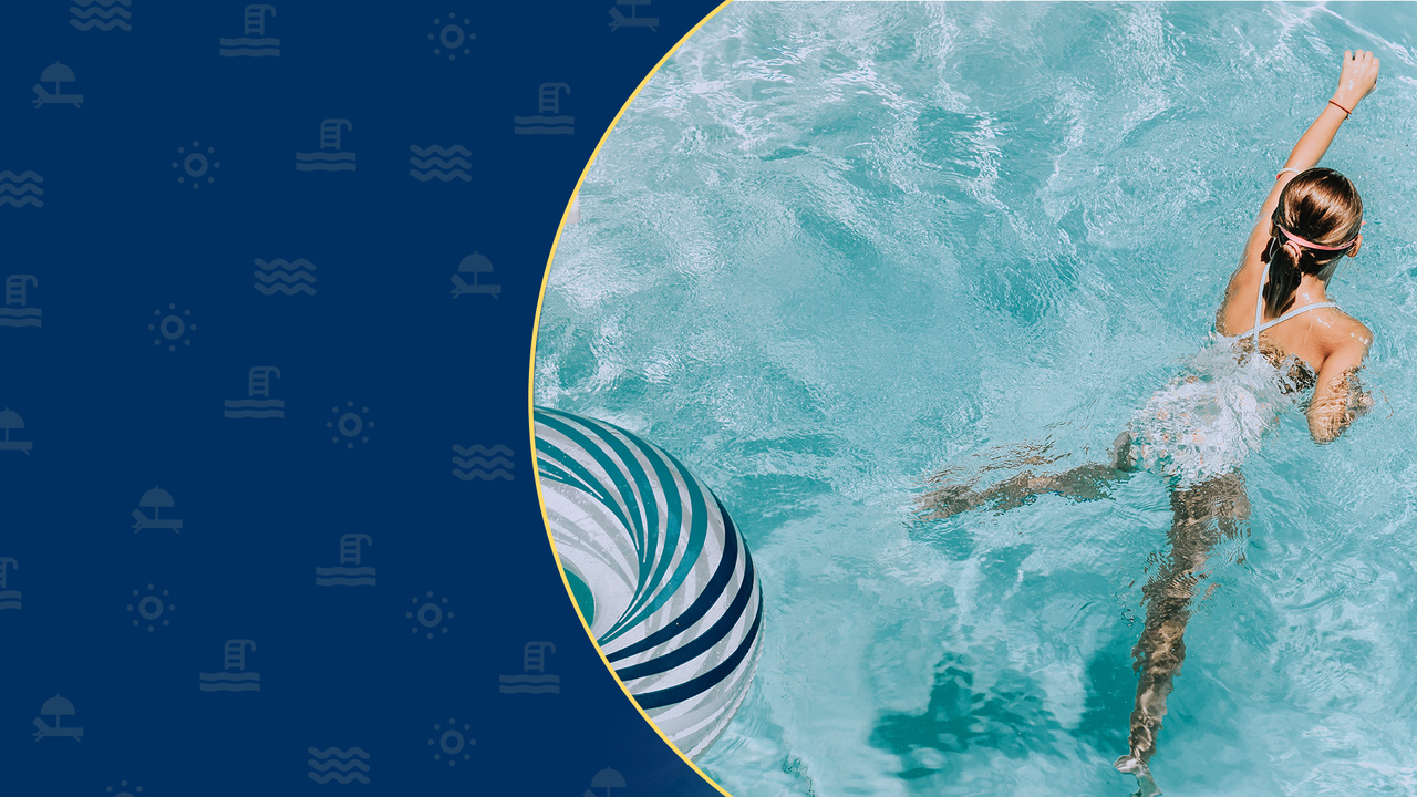 Pessoa nadando em uma piscina de água azul e limpa