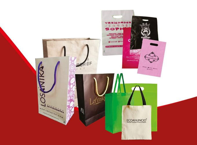 Variedad de bolsas de papel y tela personalizadas con logo de distintas marcas