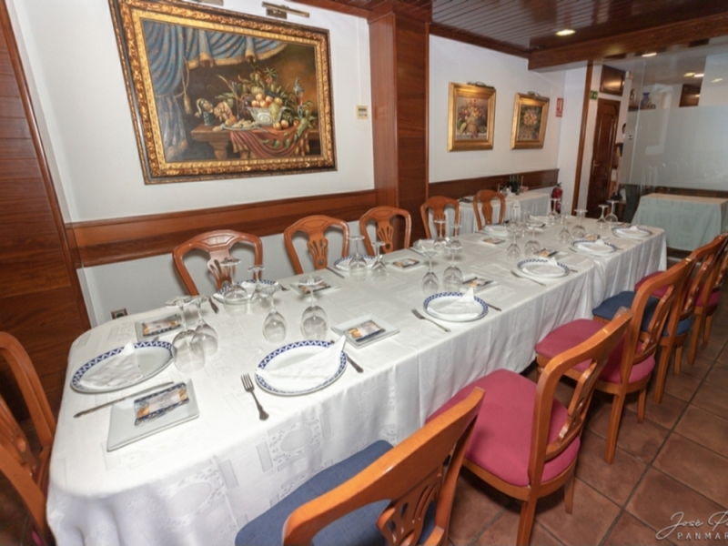 Comedor privado de Civera preparado con mantelería blanca para un evento