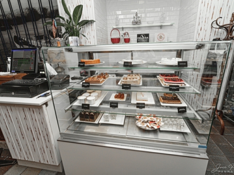 Vitrina de postres y tartas de Marisquería Civera