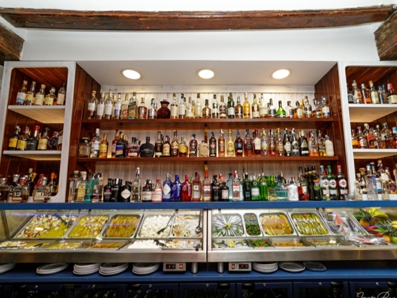 Barra de tapas de Civera con encurtidos, ensaladillas y vitrina de marisco fresco