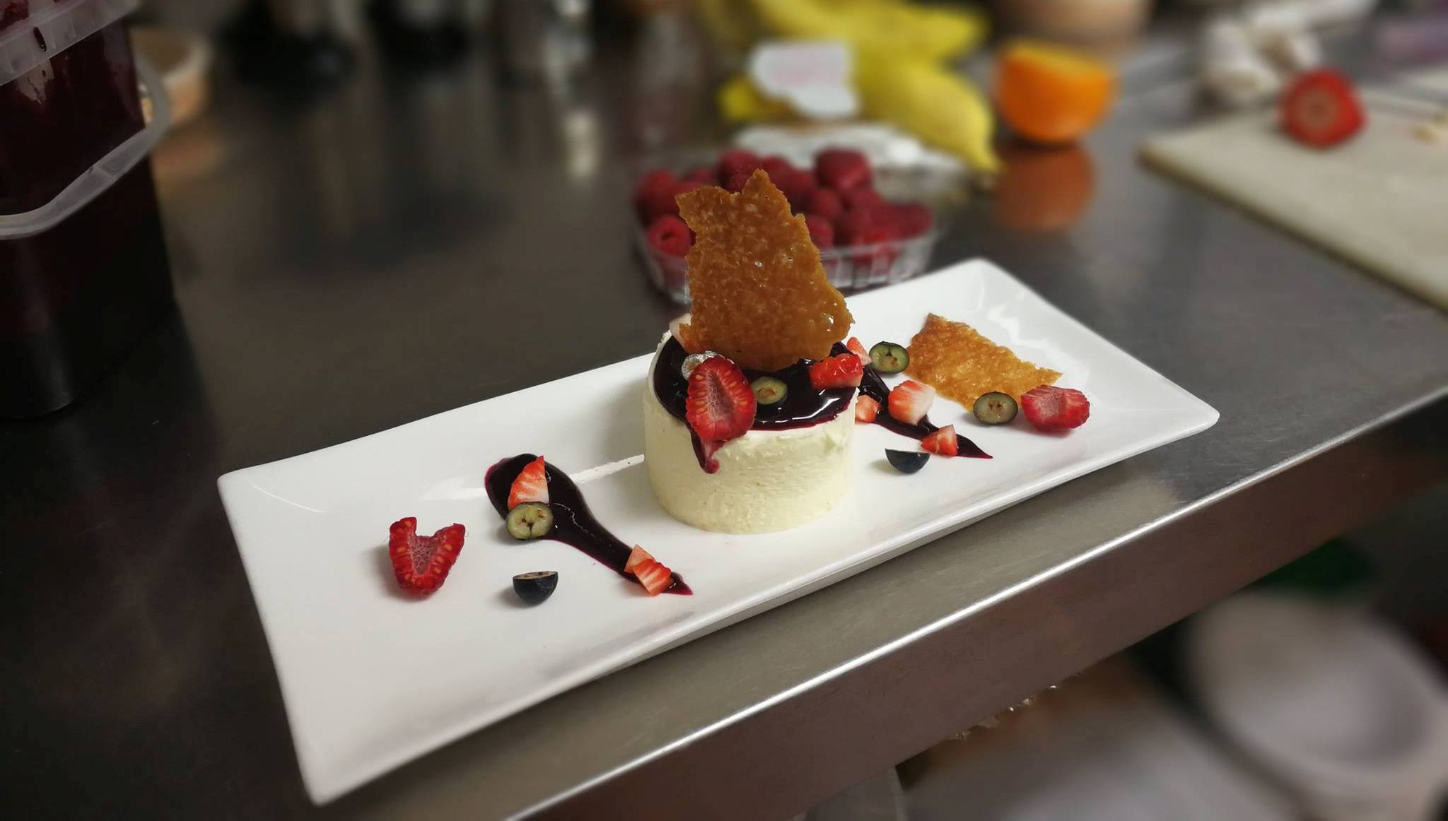 Postre de la casa con frutos rojos y crujiente de caramelo en el Restaurante Islas Canarias
