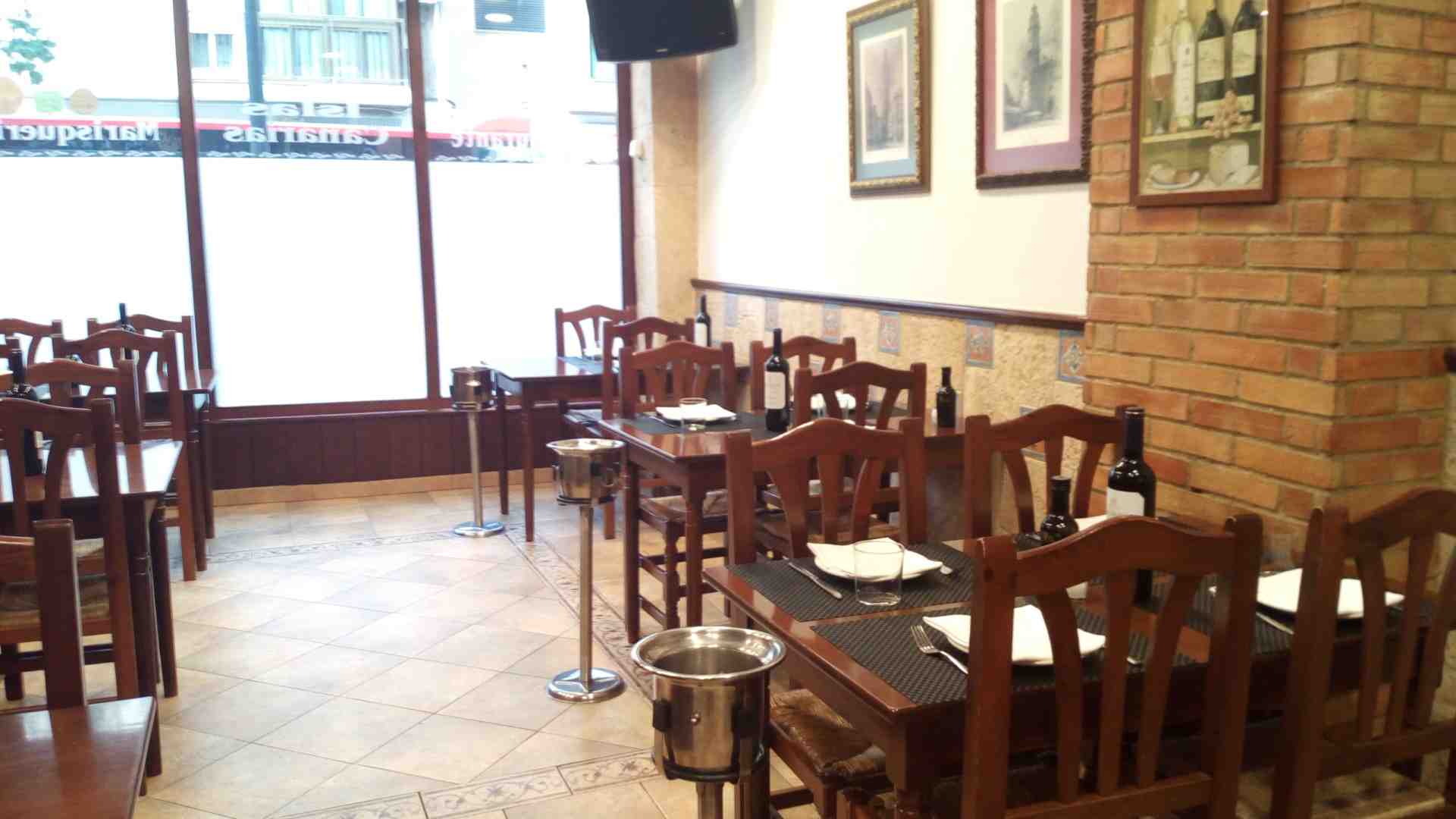 Comedor del Restaurante Islas Canarias con cuadros y azulejería tradicional valenciana