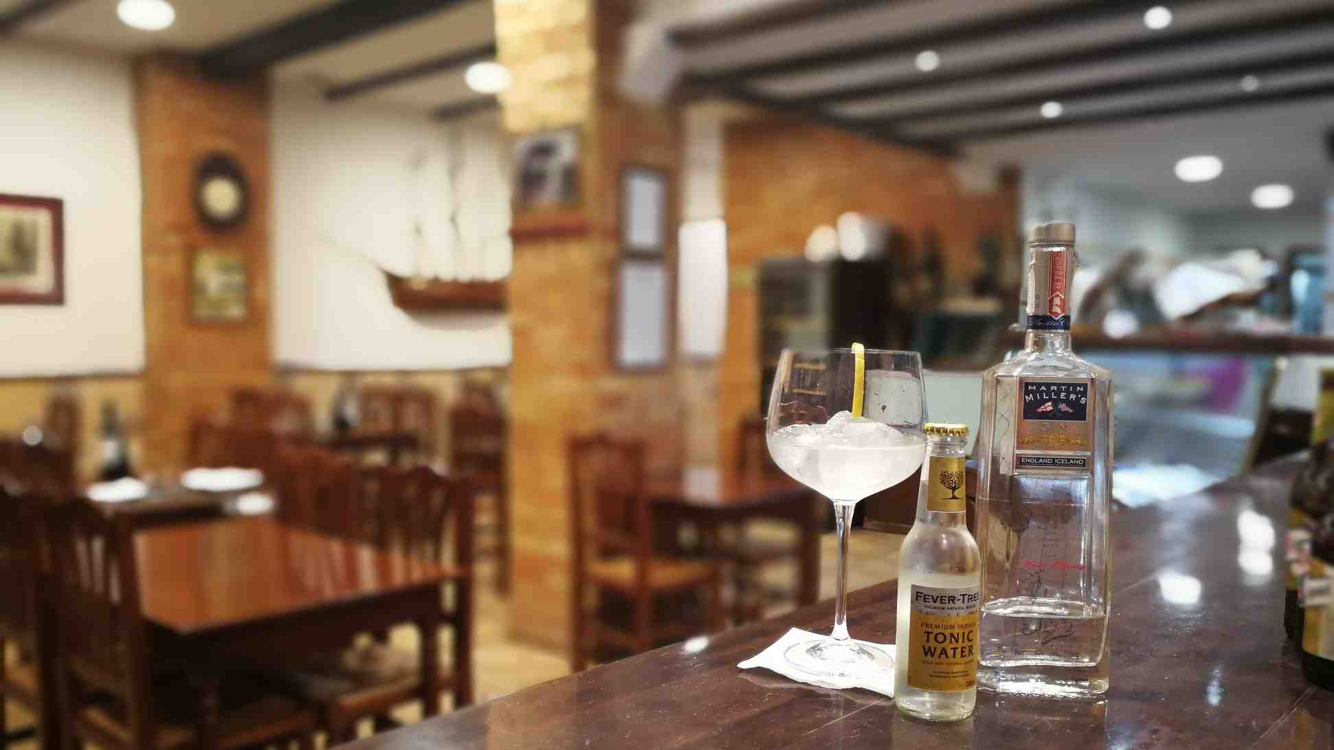 Gin tonic servido en la barra del Restaurante Islas Canarias