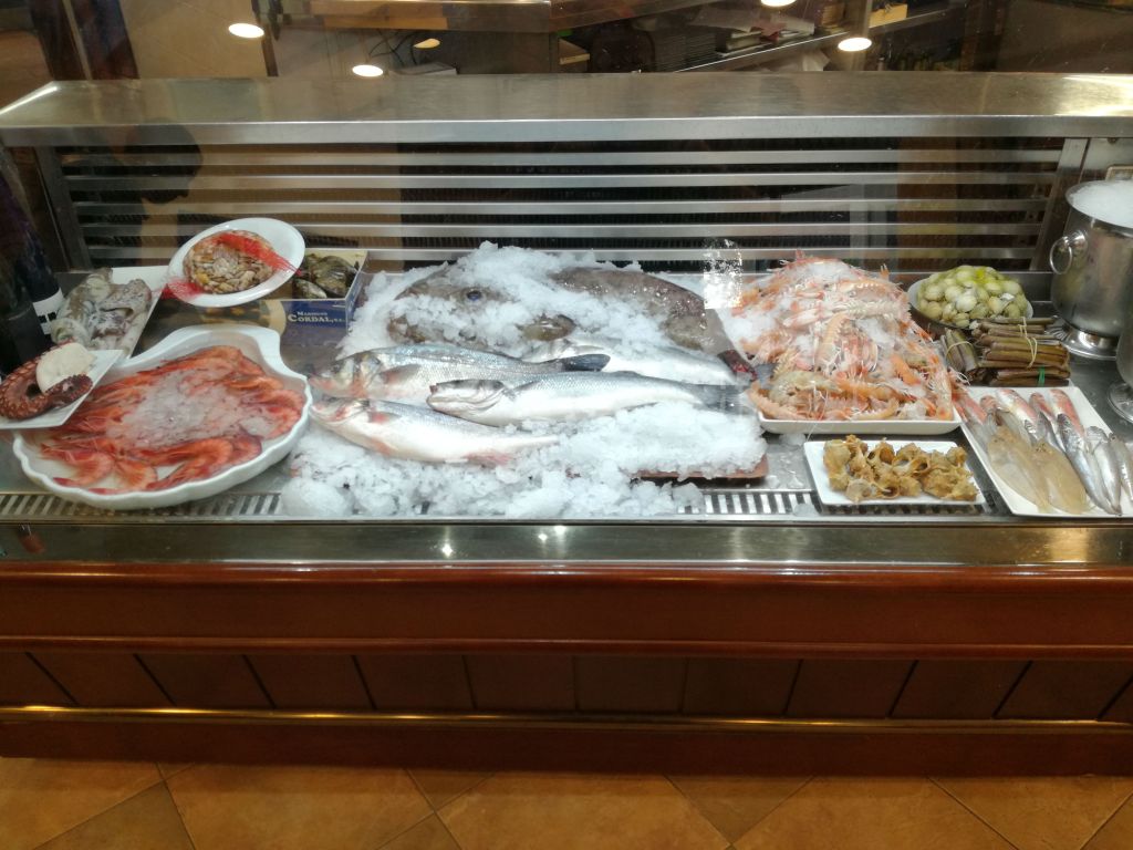 Vitrina de pescado fresco de lonja del Restaurante Islas Canarias: lubina, dorada, cigalas y gambas sobre hielo