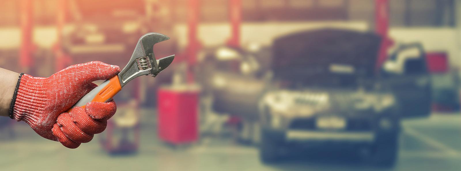 Mecânico da Minelli ajustando peça no motor com luva de proteção