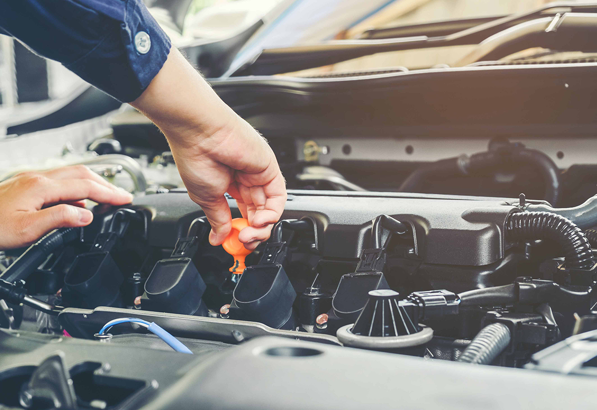 Detalhe de reparo no motor de um carro na oficina Minelli