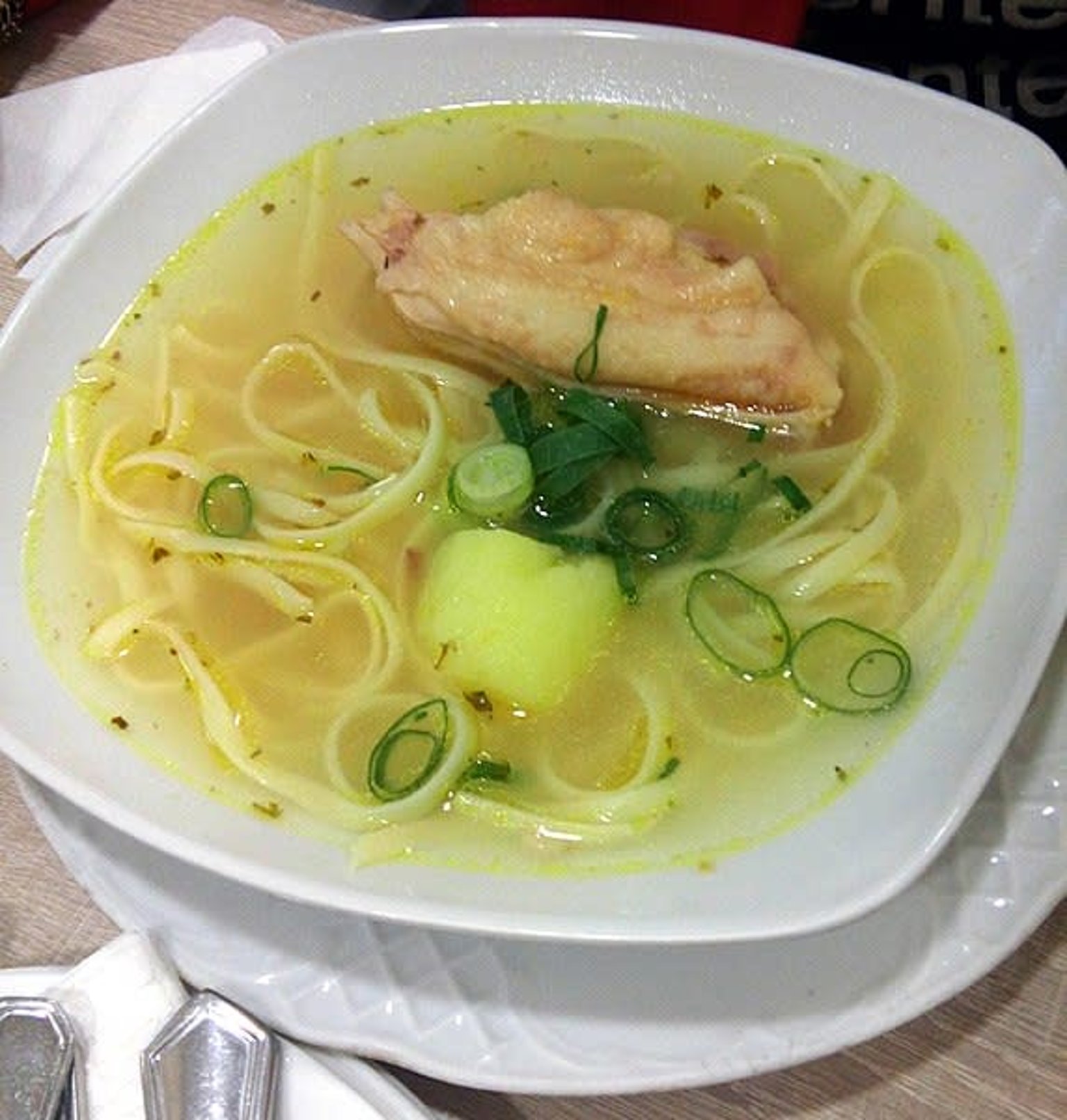 Sopa de tallarín con pollo y papa en Mirador La Curva de la Aventura