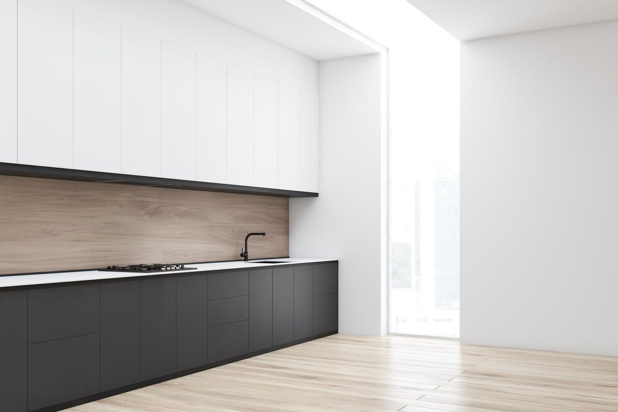 Cocina a medida en gris y blanco, con cubierta de cuarzo y respaldo en madera clara, fabricada por MR Muebles