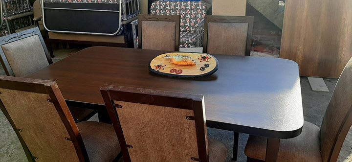 Juego de comedor con mesa de madera oscura y seis sillas tapizadas, fabricado por Mueblería Fortex