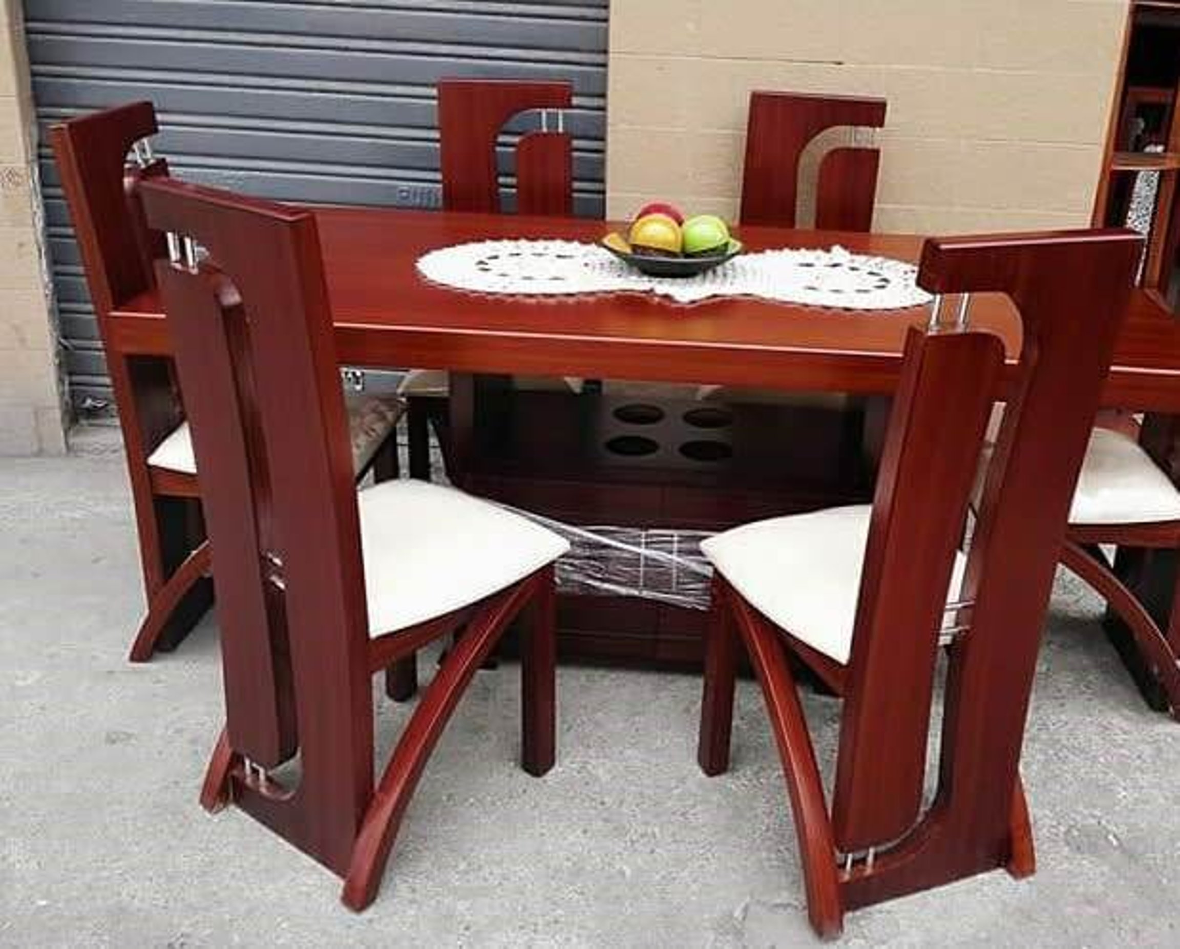 Juego de comedor en madera con sillas tapizadas, fabricado por Mueblería Jade