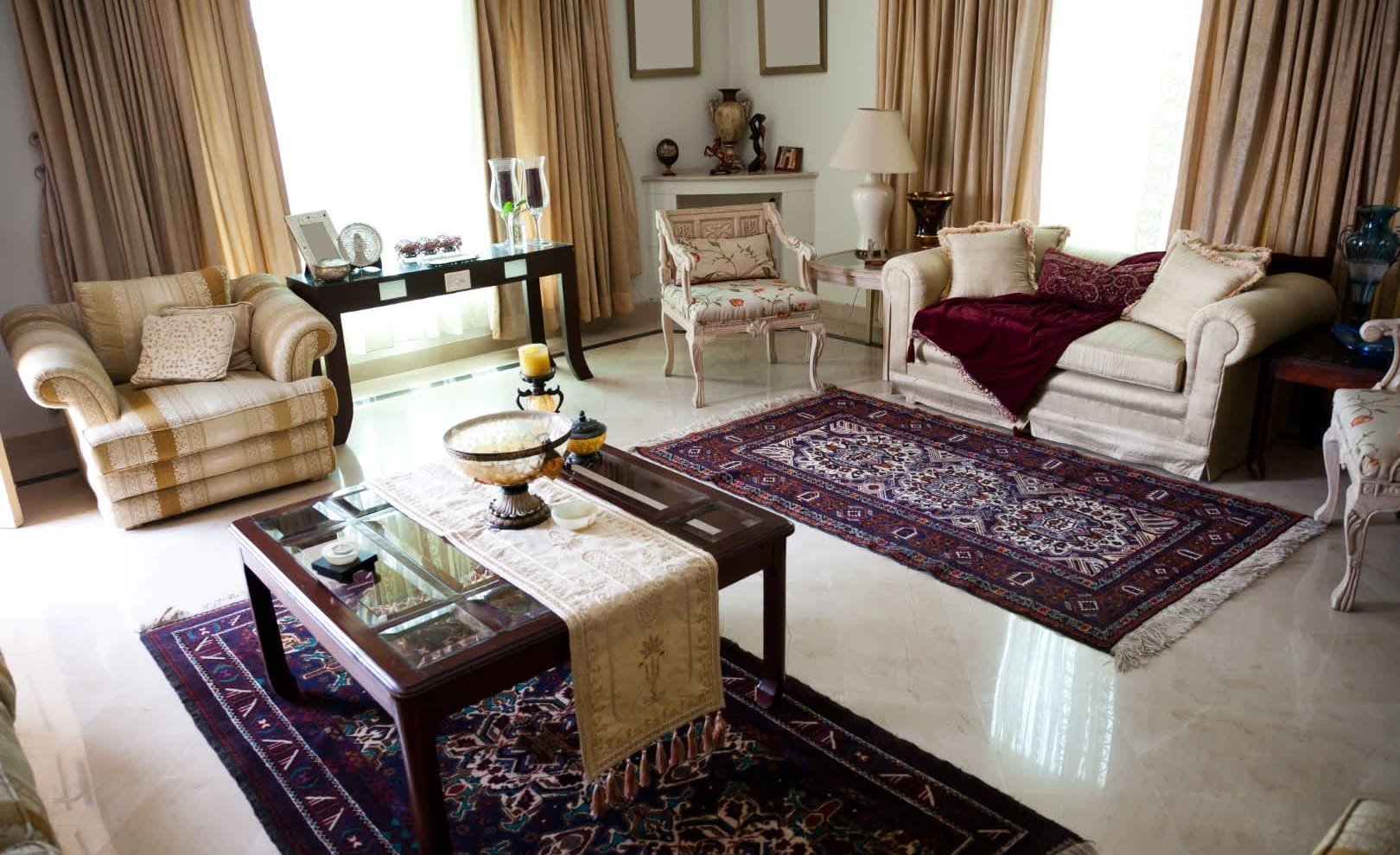 Sala clásica con sillones tapizados y mesa de centro en madera, fabricada por Mueblería Jade