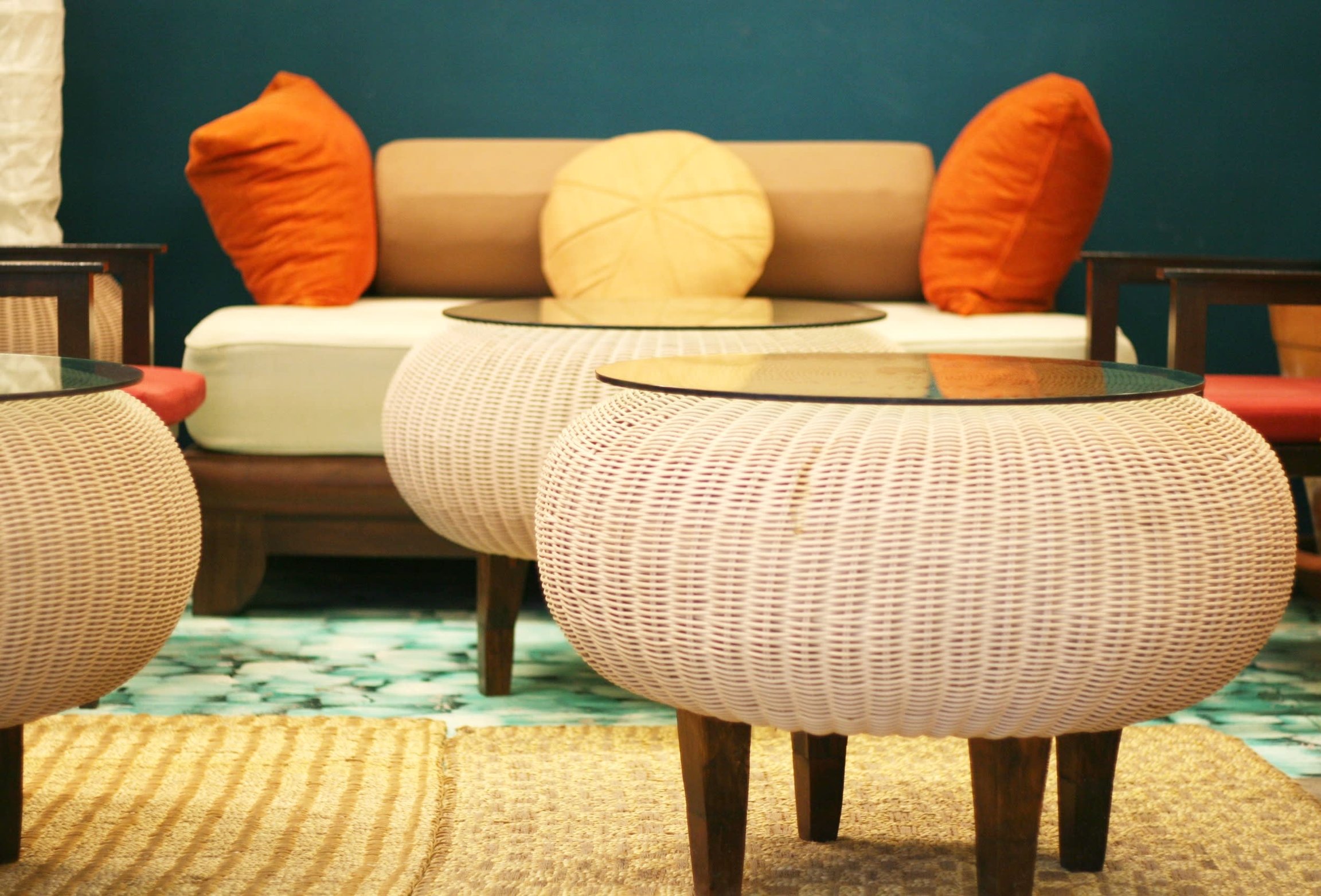 Sala con sofá tapizado y puffs con tapa de vidrio, fabricada por Mueblería Jade
