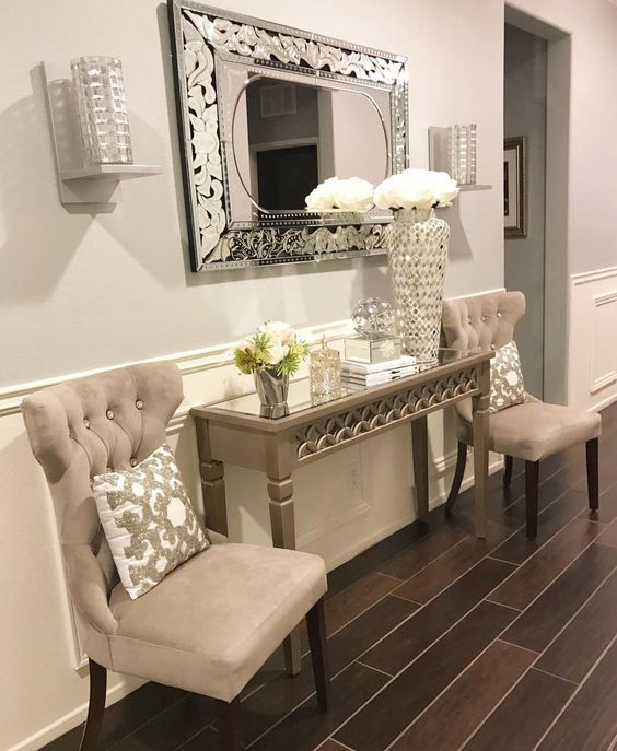 Consola con espejo decorativo y sillas tapizadas, accesorios de Muebles Casa sobre la Roca
