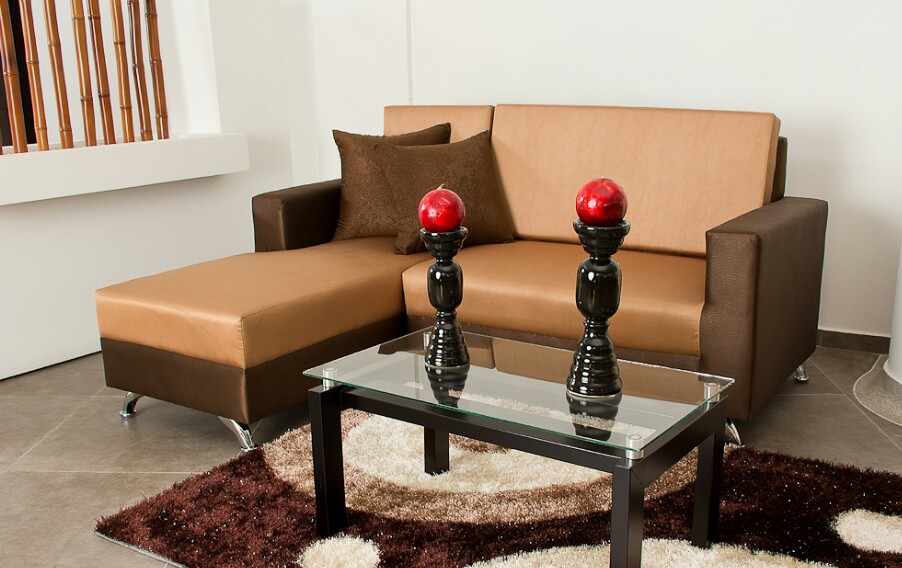 Sala en cuero con mesa de centro de vidrio, disponible en Muebles Casa sobre la Roca