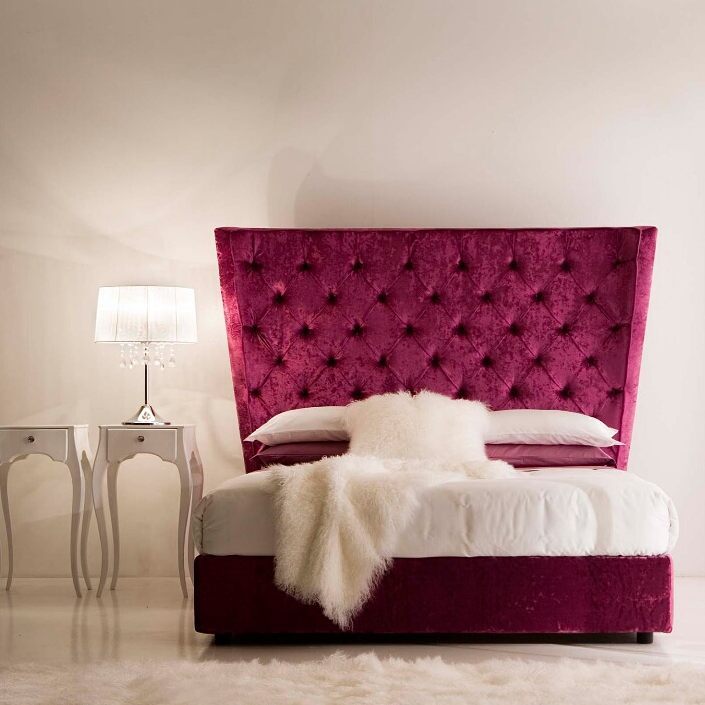 Cama con cabecero alto tapizado en color fucsia, disponible en Casa sobre la Roca