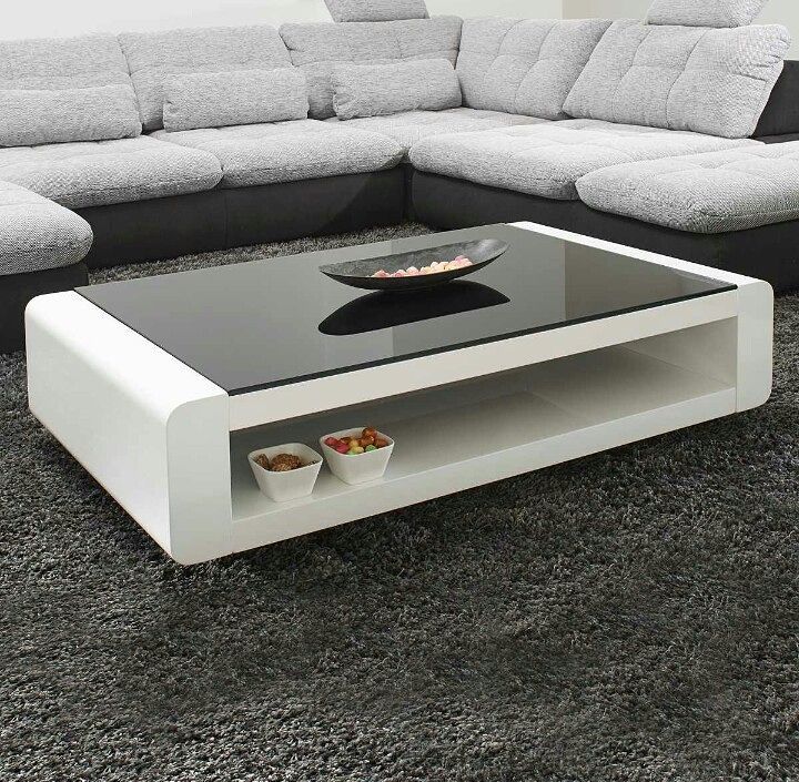 Mesa de centro blanca con tapa de vidrio negro, disponible en Casa sobre la Roca