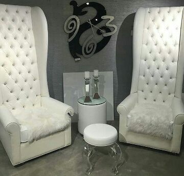Sillones altos tapizados en blanco con piel sintética, disponible en Casa sobre la Roca