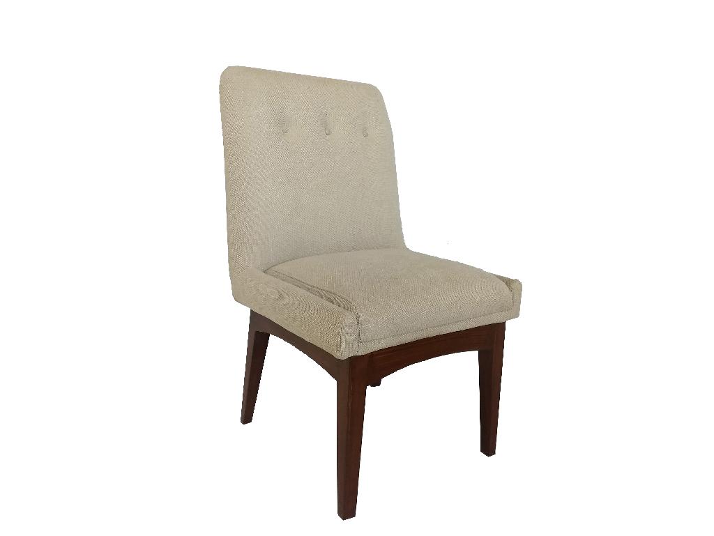 Silla tapizada en tela beige con botonadura y base en madera maciza, fabricada por Muebles Ébano