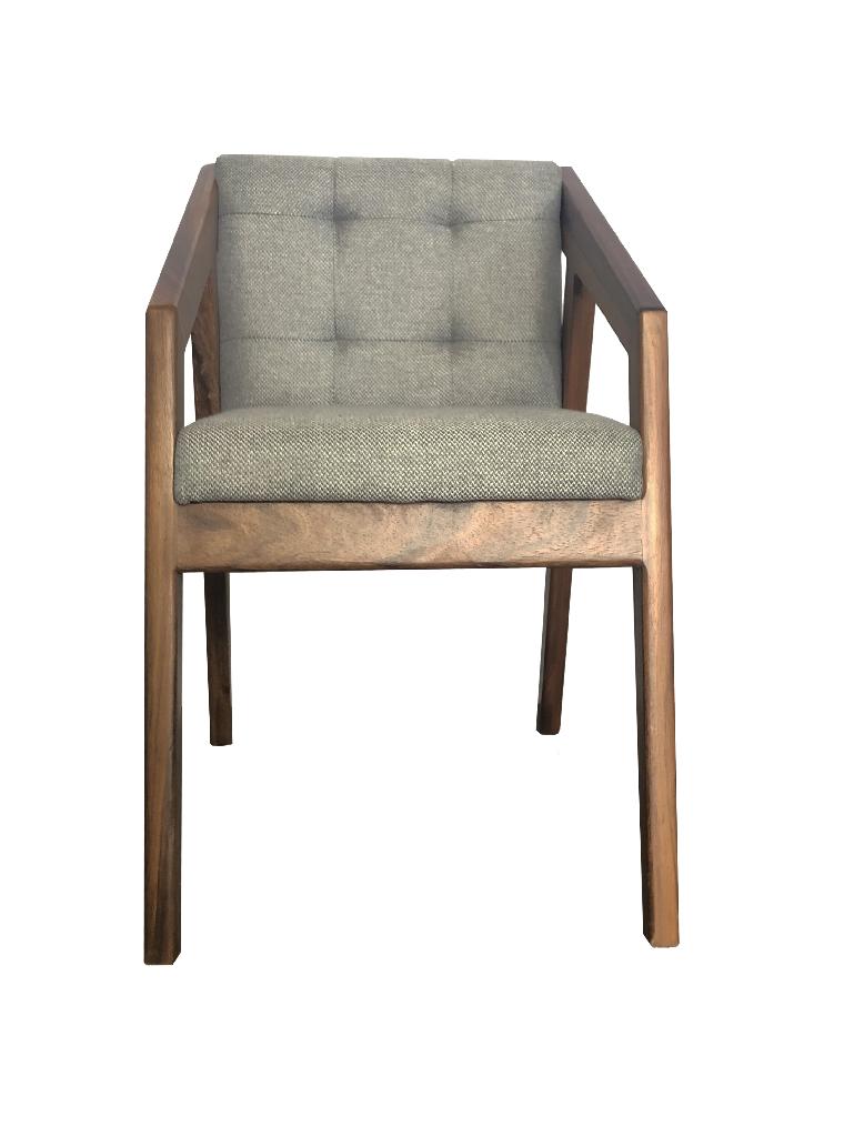 Silla de comedor con brazos, estructura en madera maciza y asiento tapizado en gris