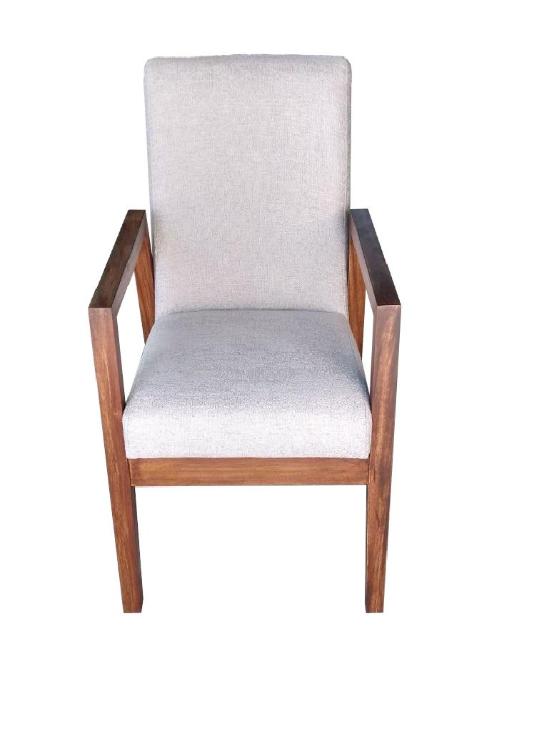 Sillón de madera maciza con asiento y respaldo tapizados en tono gris claro