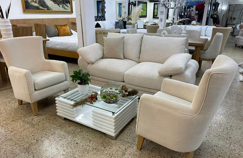 Sala de exhibición de Muebles Galería San Miguel con sofá y poltronas en tela crema, Medellín