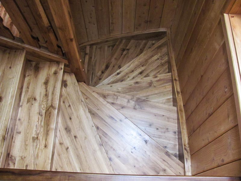 Escalera de madera nativa a medida, fabricada por Muebles HZ, vista desde arriba