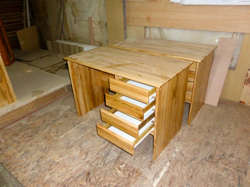Escritorio de madera maciza con cajones fabricado a medida por Muebles HZ