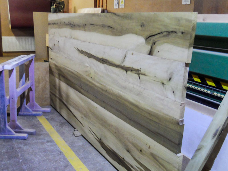 Tablones de madera nativa seleccionados en el taller de Muebles HZ