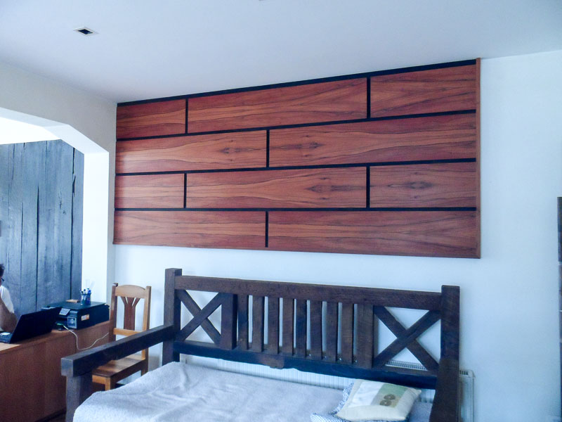 Revestimiento de pared en madera y cabecera de cama a medida fabricados por Muebles HZ