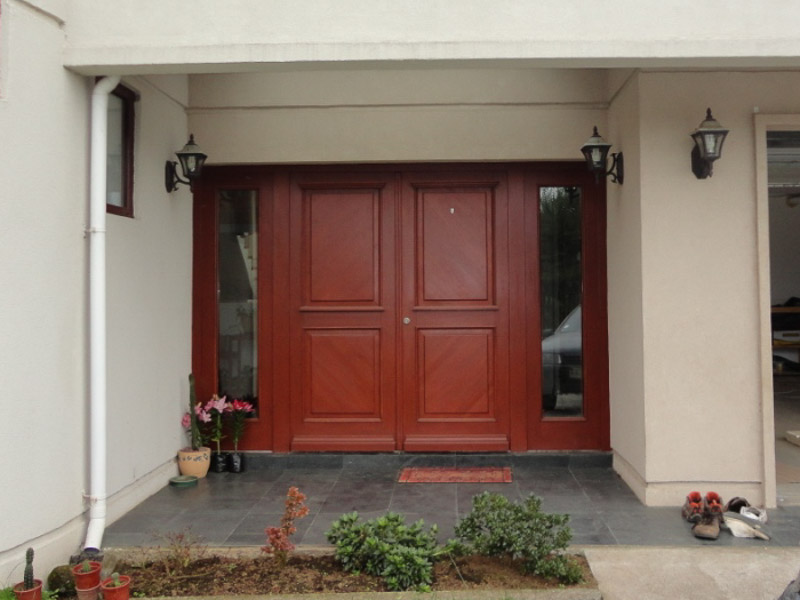 Puerta doble de entrada en madera maciza fabricada por Muebles HZ