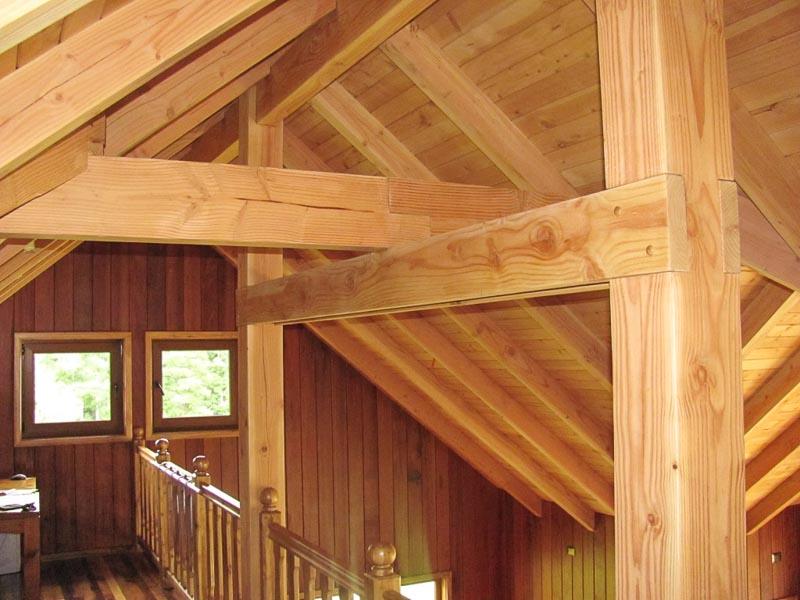 Estructura de techumbre en madera nativa a la vista, obra de Muebles HZ