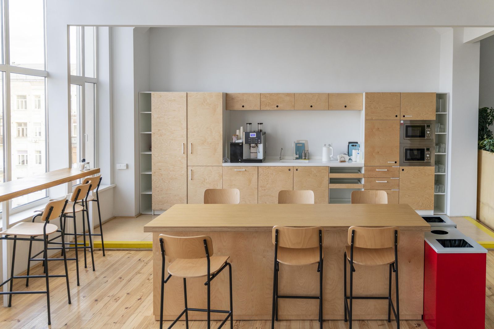 Mueble de cocina y barra comercial en madera fabricado por Muebles Lasch, con banquetas y bajo mesón