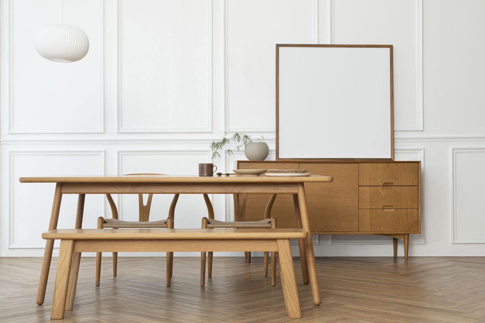 Mesa de comedor, banca y aparador de roble macizo fabricados por Muebles Lasch en un ambiente luminoso