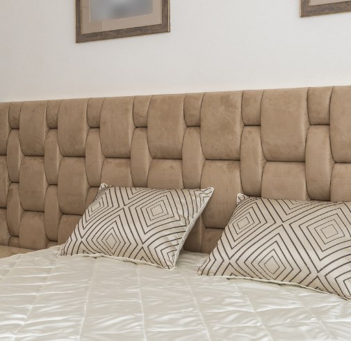 Espaldar tapizado modelo Rolex en tela beige con almohadas, Muebles Medellín