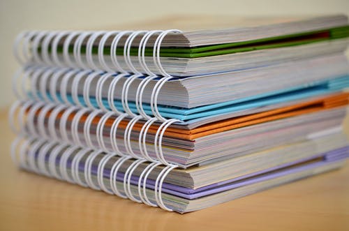 Cuadernos espiral de colores apilados en Mundo de Arte Arleth