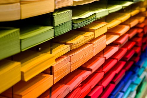 Pilas de papel de colores organizadas en estantes