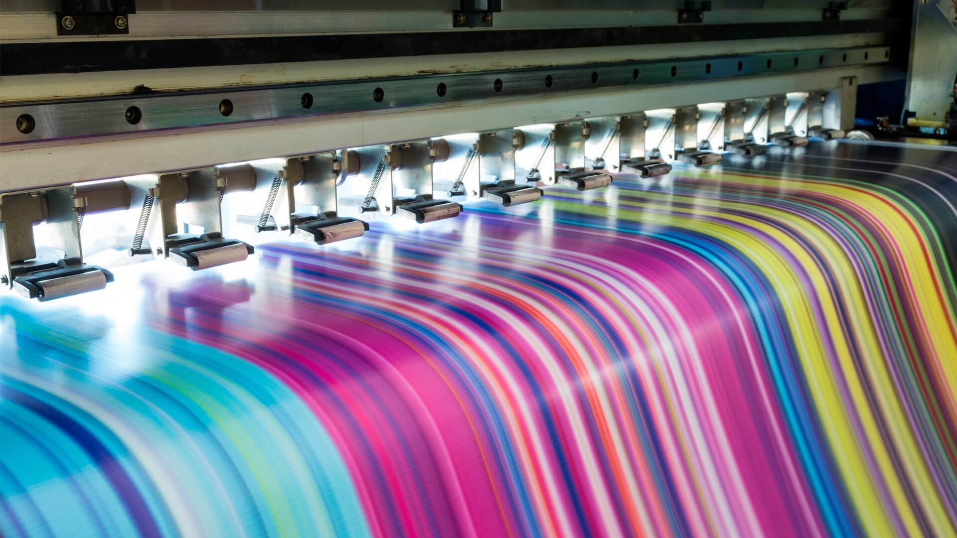 Impresora digital de gran formato trabajando con tintas de colores
