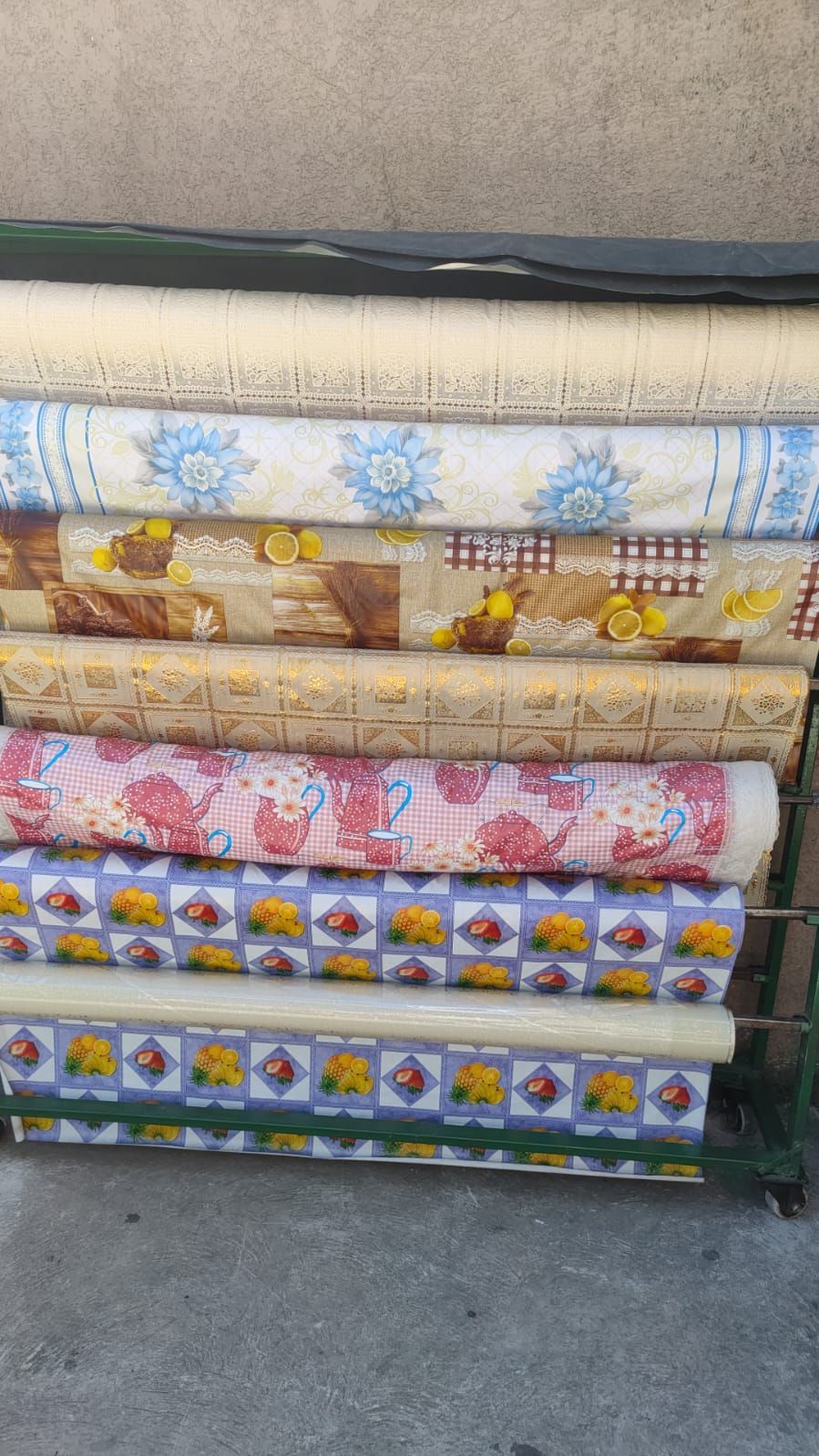Rollos de manteles y forros de colores exhibidos en el local