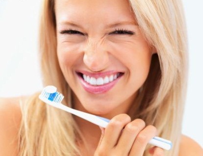 Paciente con una sonrisa saludable tras un tratamiento de estética dental